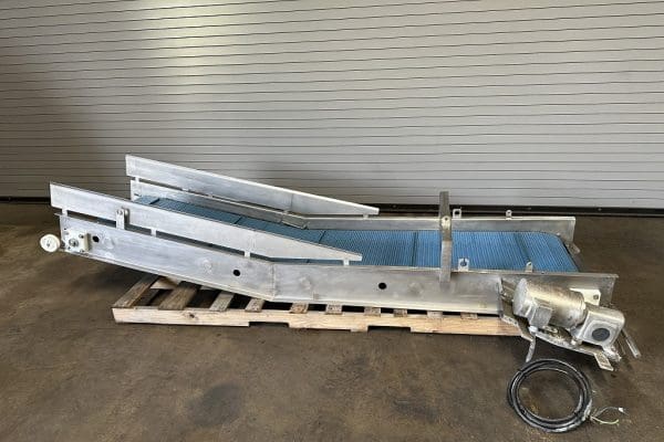 Conveyor 26in x 118in Stainless Incline Cleated Food Conveyor